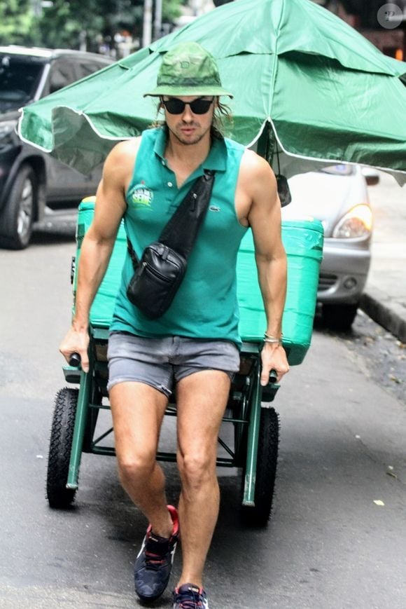 Daniel Erthal encarou reviravolta na vida ao trabalhar como vendedor ambulante - na foto de 2024, ator trabalha em rua do Rio