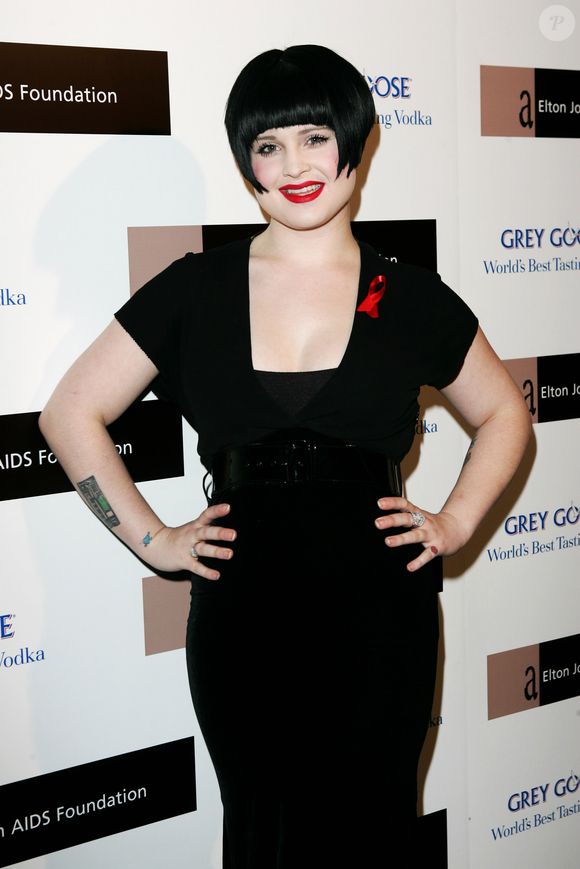 Em 2007, Kelly Osbourne apareceu em evento em Londres com cabelo bem curto e franjinha