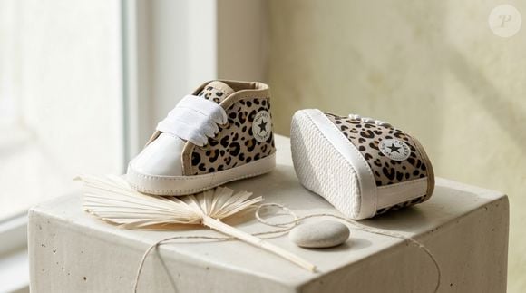 Com visual inspirado nos tradicionais tênis casuais, o modelo da Yoyo Baby aposta no animal print para fugir do básico e trazer um toque diferente aos looks infantis