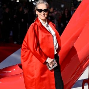 Segundo fontes do The Hollywood Reporter, Meryl Streep teria rejeitado participar do Met Gala 2026 por discordar da presença de Jeff Bezos no comando do baile beneficente
