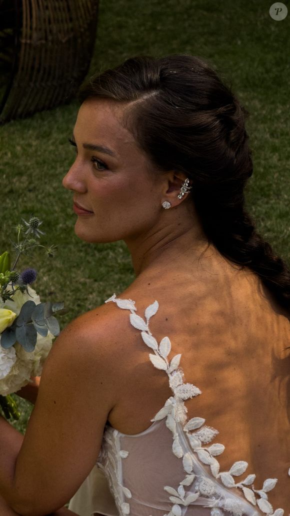 Detalhe das joias usadas por Adriana Birolli no casamento com Ivan Zettel