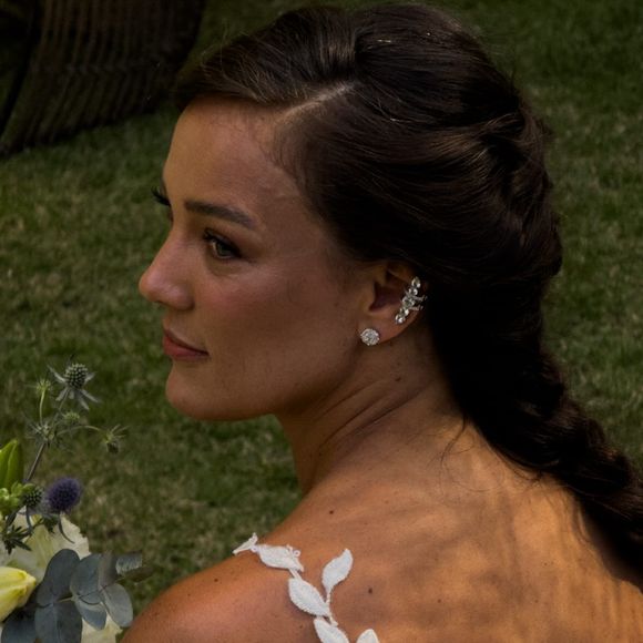 Detalhe das joias usadas por Adriana Birolli no casamento com Ivan Zettel