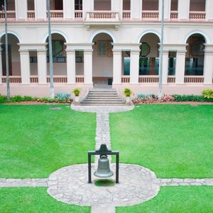 O Colégio Santo Inácio, localizado em Botafogo, bairro da Zona Sul do Rio de Janeiro, recebeu inúmeros alunos, que, futuramente, tornaram-se figuras notáveis