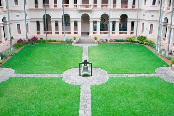 O Colégio Santo Inácio, localizado em Botafogo, bairro da Zona Sul do Rio de Janeiro, recebeu inúmeros alunos, que, futuramente, tornaram-se figuras notáveis