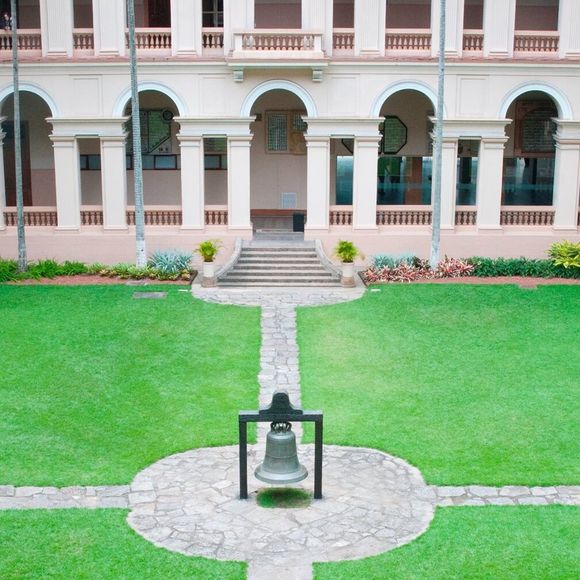 O Colégio Santo Inácio, localizado em Botafogo, bairro da Zona Sul do Rio de Janeiro, recebeu inúmeros alunos, que, futuramente, tornaram-se figuras notáveis