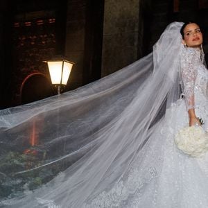 O véu catedral foi um dos destaques do primeiro vestido de noiva usado por Luana Sales no casamento com Sidney Sampaio