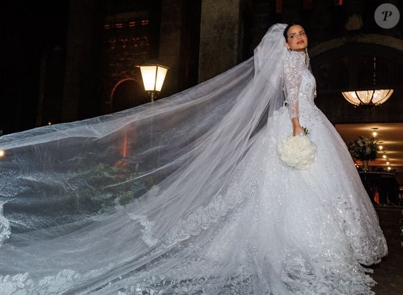O véu catedral foi um dos destaques do primeiro vestido de noiva usado por Luana Sales no casamento com Sidney Sampaio