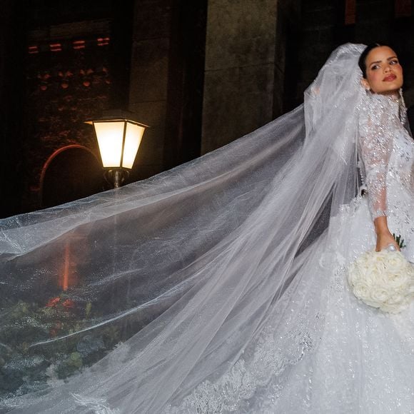 O véu catedral foi um dos destaques do primeiro vestido de noiva usado por Luana Sales no casamento com Sidney Sampaio