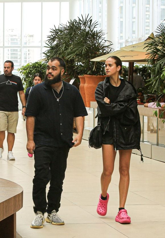 Mudança no corpo de Francisco Gil veio aparecendo com sutileza em cliques de paparazzo