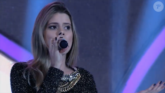 Carol Cabrino participou do quadro 'Jovens Talentos' e cantou sucessos de Rihanna, Katy Perry e Bruno Mars