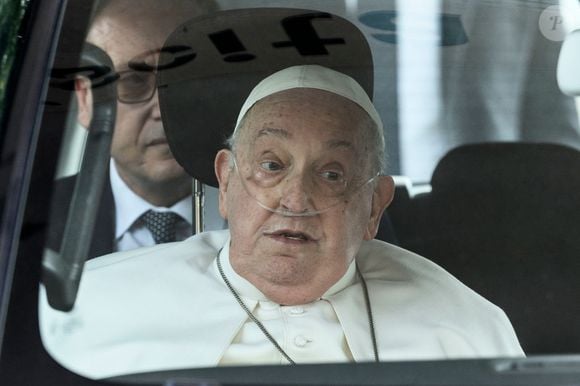 Papa Francisco faz primeira aparição pública e recebe alta do hospital após 40 dias internado