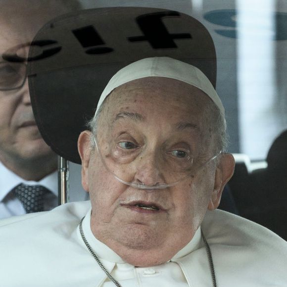 Papa Francisco faz primeira aparição pública e recebe alta do hospital após 40 dias internado