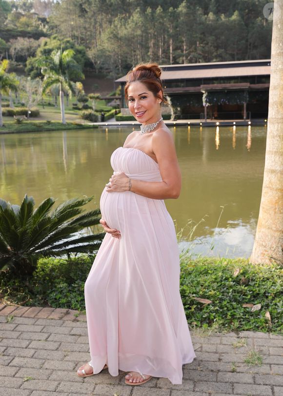 Casamento de Renato Albani e Juliana Fructuozo: Maíra Cardi apostou em um visual delicado e romântico para o casamento, valorizando a gestação com muito estilo. A influenciadora escolheu um vestido longo tomara que caia em rosa claro, de caimento fluido e plissado suave, que trouxe leveza e elegância ao look