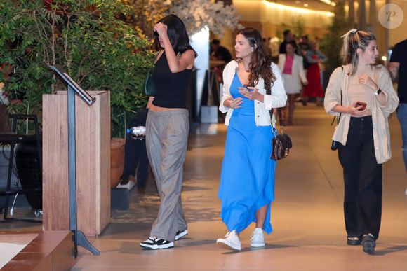 Bruna Marquezine e a irmã, Luana, usaram tênis para o passeio em família