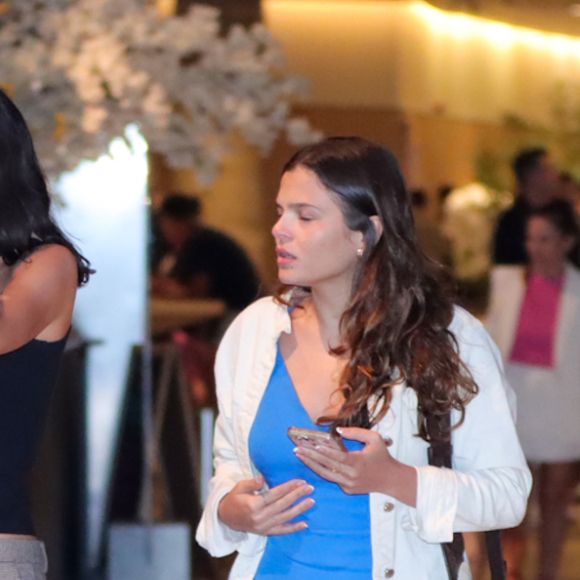 Bruna Marquezine e a irmã, Luana, usaram tênis para o passeio em família