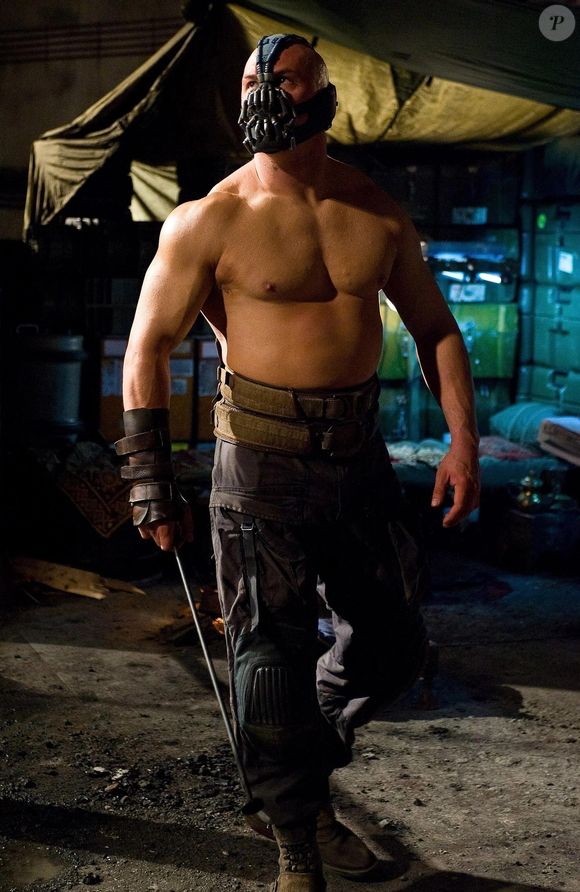 Em 'Batman: O Cavaleiro das Trevas Ressurge' (2012), Tom Hardy teve que 'bombar' seu corpo para viver Bane