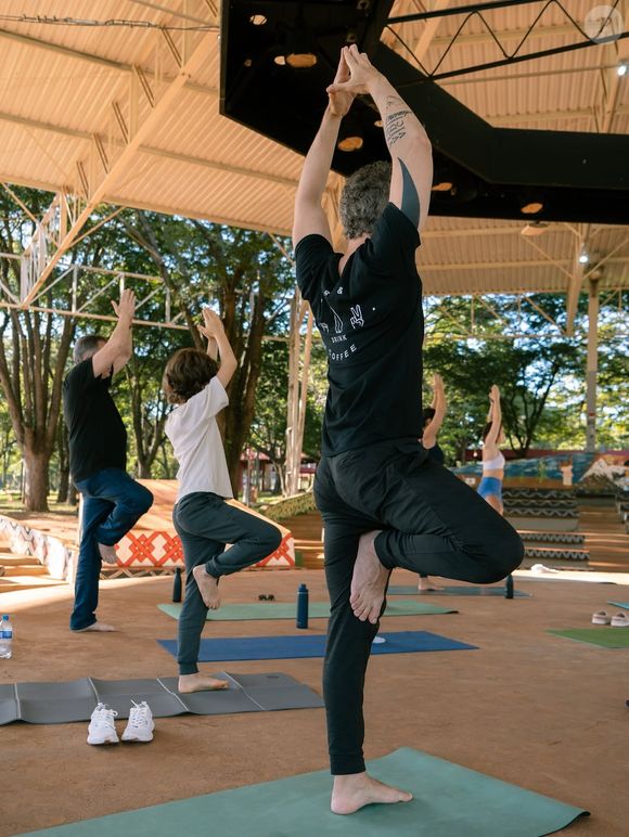 Theo, filho de Sandy e Lucas Lima, surgiu praticando yoga ao lado do pai famoso.