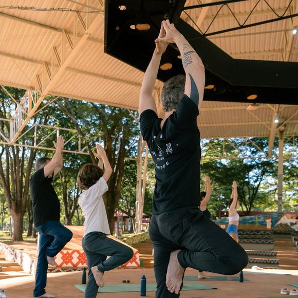 Theo, filho de Sandy e Lucas Lima, surgiu praticando yoga ao lado do pai famoso.