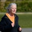 A lição de Vonda Wright, cirurgiã de 59 anos, para longevidade: 'É preciso caminhar pelo menos quatro vezes por semana, e em um bom ritmo'