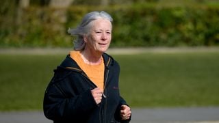 A lição de Vonda Wright, cirurgiã de 59 anos, para longevidade: 'É preciso caminhar pelo menos quatro vezes por semana, e em um bom ritmo'