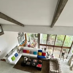 Mansão de Mateus Solano tem ampla sala