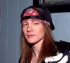 Axl Rose também costumava usar bandanas, que se tornaram uma das marcas registradas de sua carreira