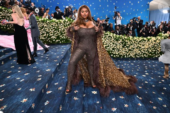 Precious Lee escolheu um animal print exagerado que fez foi ofuscar o tema na noite elegante do MET Gala 2025