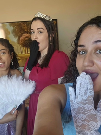 'Daqui a pouco vai me trocar por...': 'Bridgerton' inspirou o chá da tarde desta fã da série e o marido dela teve uma reação para lá de inusitada