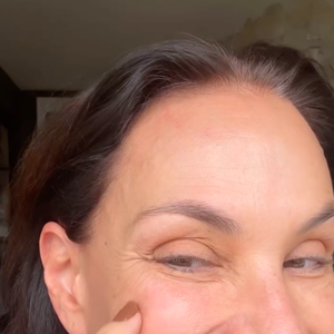 Carolina Ferraz foi criticada por seu envelhecimento natural e voltou às redes sociais para mostrar sua pele