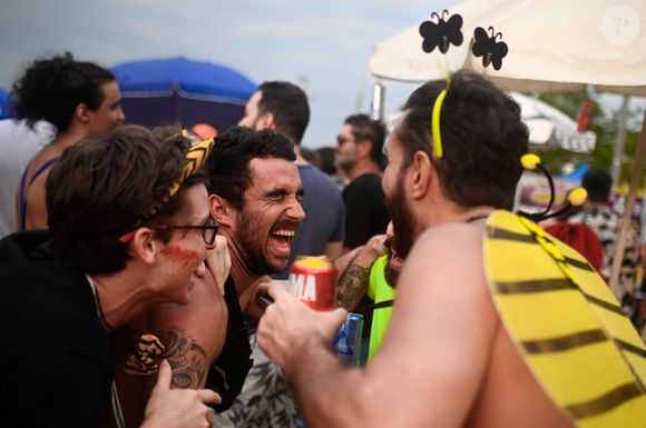 A segurança continua sendo a justificativa principal para a restrição de alguns objetos, mas uma outra questão tem dominado os debates: a cerveja.