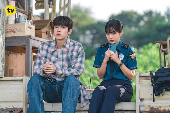 Na vila, ele conhece a policial Ahn Ja-young, muito querida pela comunidade, e Lee Sang-hyeon, dono de uma cafeteria