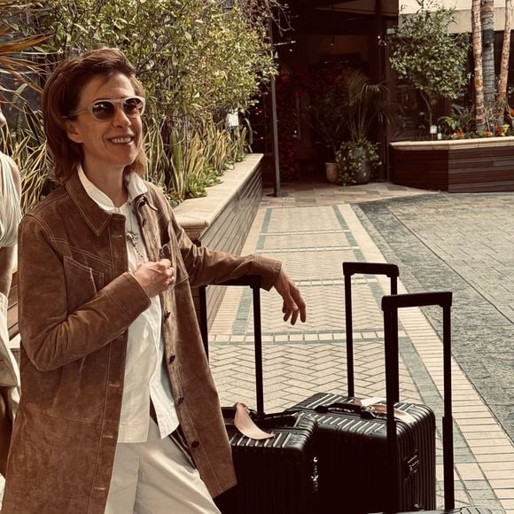 Fernanda Torres foi vista com 5 malas da marca alemã RIMOWA que somadas custam cerca de R$ 50 mil.