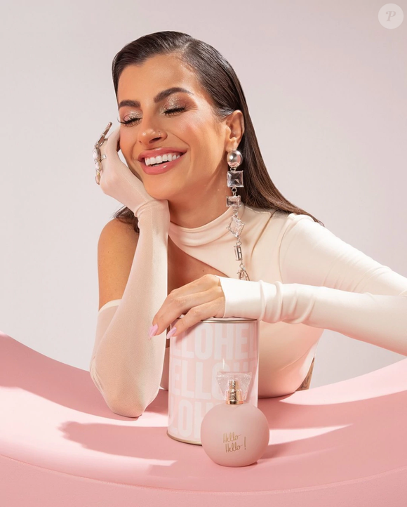 Outro diferencial do Hello Hello Nah Cardoso é que a versão de 50ml acompanha uma lata decorativa cheia de charme, perfeita para quem gosta de colecionar embalagens ou deixar a penteadeira ainda mais bonita