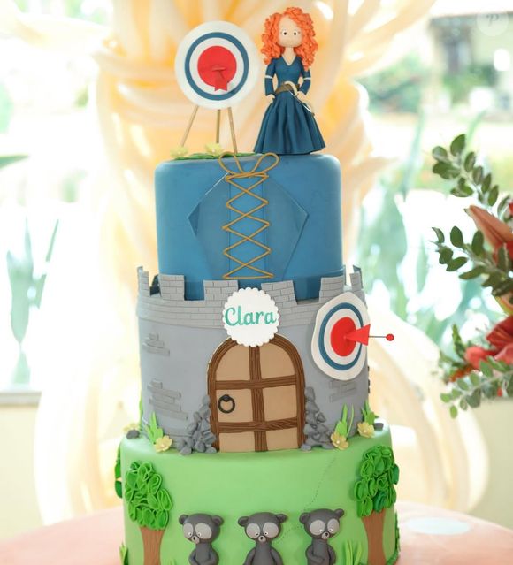 O bolo principal reproduziu o castelo de DunBroch, lar da princesa Merida