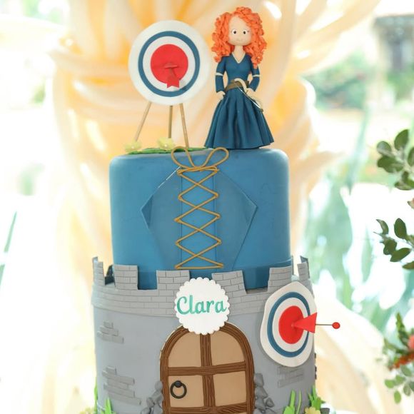 O bolo principal reproduziu o castelo de DunBroch, lar da princesa Merida