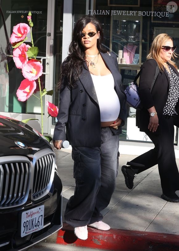 E, como sempre, Rihanna ditou tendência ao surgir com blazer estruturado, regata branca, jeans preto e Speedcat rosa, equilibrando peças clássicas com a cor inesperada do tênis como ponto de estilo