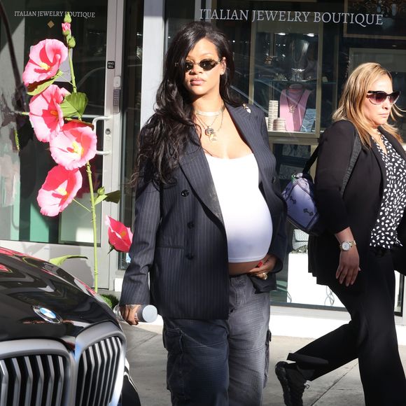 E, como sempre, Rihanna ditou tendência ao surgir com blazer estruturado, regata branca, jeans preto e Speedcat rosa, equilibrando peças clássicas com a cor inesperada do tênis como ponto de estilo