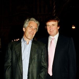 O relatório que apresenta a acusação contra Donald Trump integra uma investigação sobre as supostas ligações do presidente norte-americano com o esquema de tráfico sexual associado a Jeffrey Epstein. O documento também reúne alegações de que Trump, Epstein e outras pessoas teriam utilizado o concurso de beleza como um 'terreno de caça' para explorar garotas vulneráveis