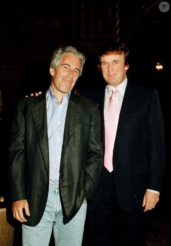 O relatório que apresenta a acusação contra Donald Trump integra uma investigação sobre as supostas ligações do presidente norte-americano com o esquema de tráfico sexual associado a Jeffrey Epstein. O documento também reúne alegações de que Trump, Epstein e outras pessoas teriam utilizado o concurso de beleza como um 'terreno de caça' para explorar garotas vulneráveis