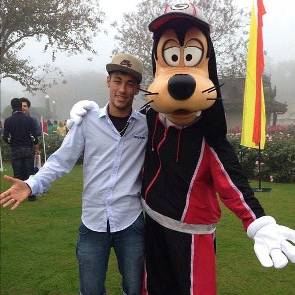 Enquanto isso, Neymar tirava fotos com o Pateta em suas redes sociais
