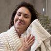 Lindsey Crombie, expert em limpeza doméstica e 'rainha' da faxina: 'Para que as toalhas fiquem com um cheiro agradável e saiam fofas da máquina de lavar, é preciso colocar uma tampa de vinagre'