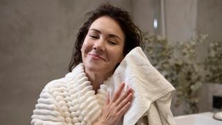 Lindsey Crombie, expert em limpeza doméstica e 'rainha' da faxina: 'Para que as toalhas fiquem com um cheiro agradável e saiam fofas da máquina de lavar, é preciso colocar uma tampa de vinagre'