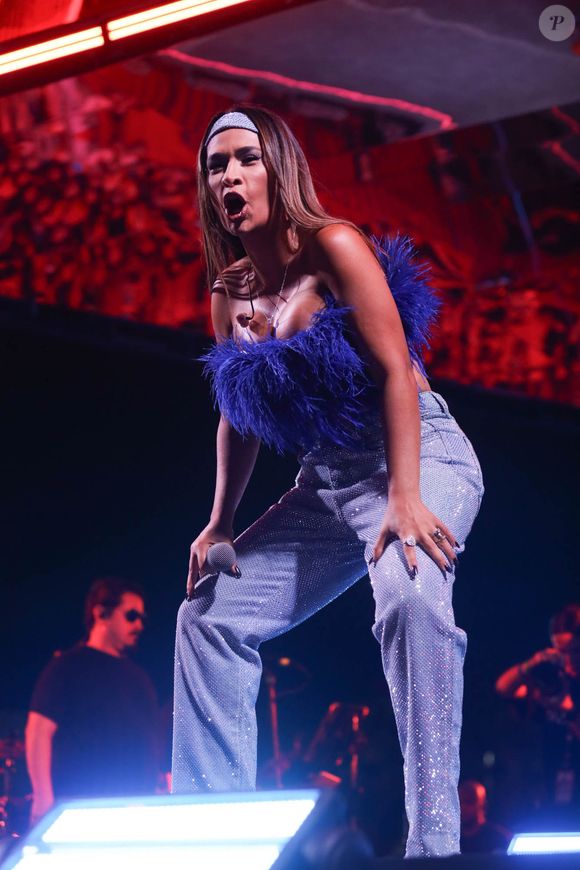 Simone Mendes esbanjou sensualidade no show de Anitta