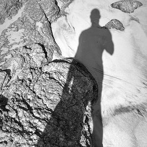 Em uma das fotos, Cauã Reymond apareceu sem camisa mostrando sua silhueta definida em uma praia