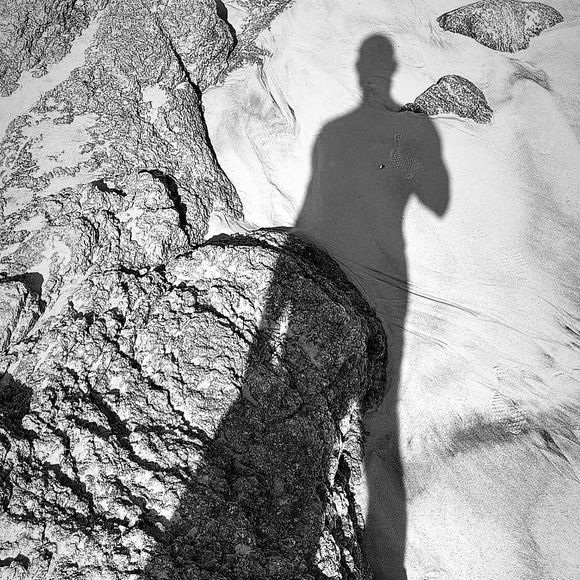 Em uma das fotos, Cauã Reymond apareceu sem camisa mostrando sua silhueta definida em uma praia