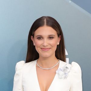 Millie Bobby Brown é dona de um estilo autêntico: neste look, ela combina vestido e calça