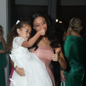 Cecília, filha de Eder Militão e Karoline Lima, foi uma das primeiras a chegar no casamento do pai