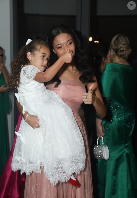 Cecília, filha de Eder Militão e Karoline Lima, foi uma das primeiras a chegar no casamento do pai