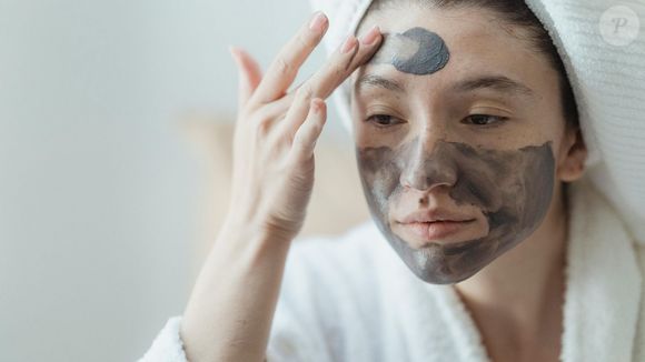 A rotina de cuidados com máscaras faciais começa antes da aplicação, com a preparação da pele usando tônico para melhorar a absorção dos ativos.
