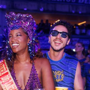 Após flagra de beijo, Iza e João Vitor Silva ficaram sorridentes